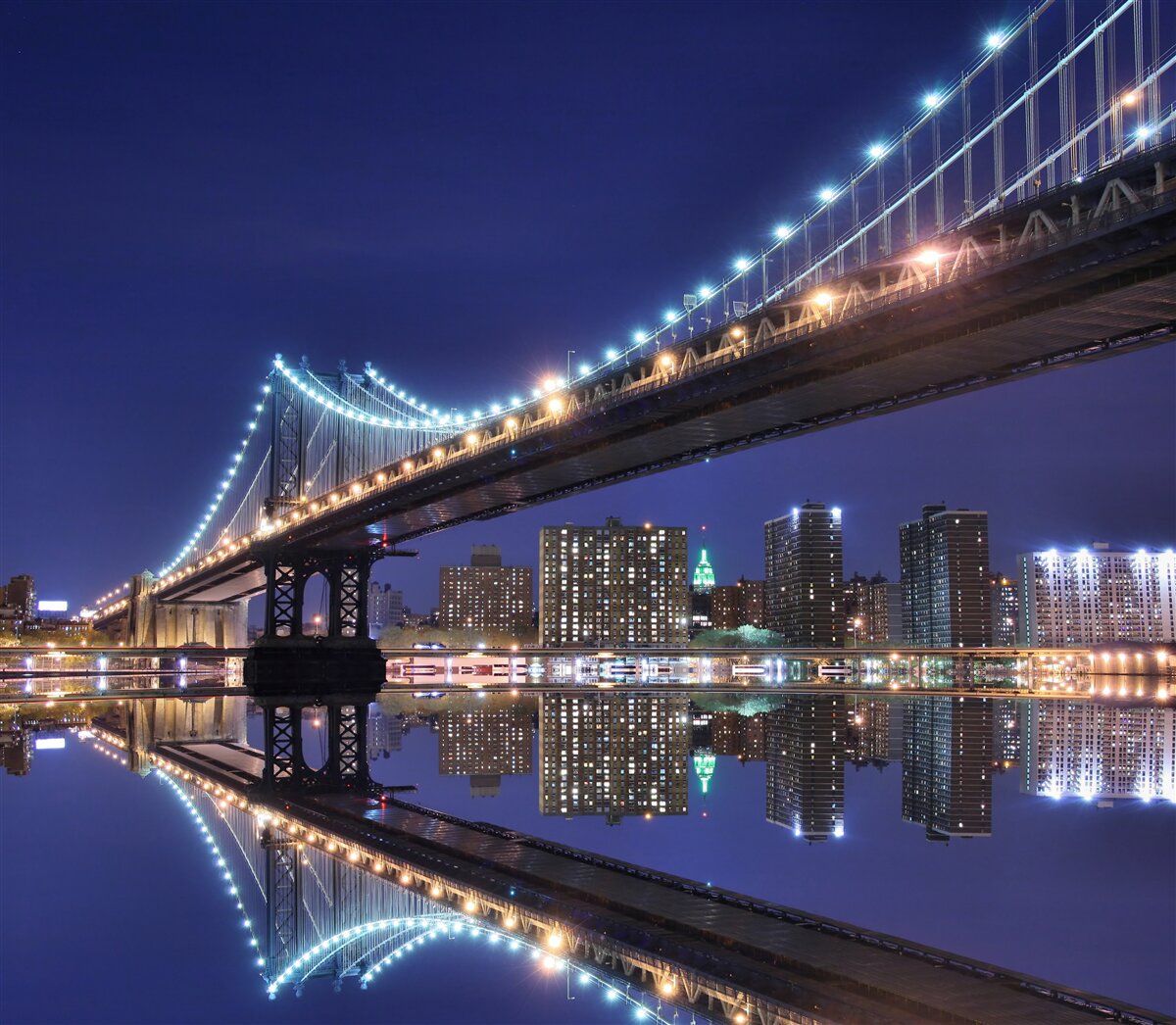 Fototapeten Reflexion der Brooklyn -Brücke im Wasser