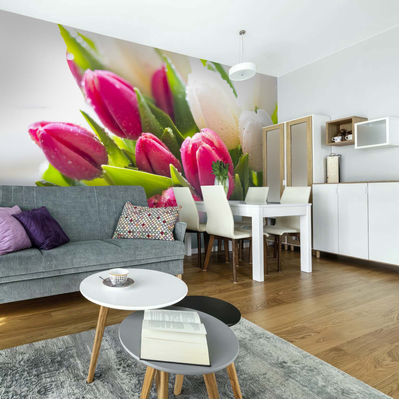 Fototapeten Zusammensetzung von weißen und Lavendel -Tulpen, die mit Tau bedeckt sind
