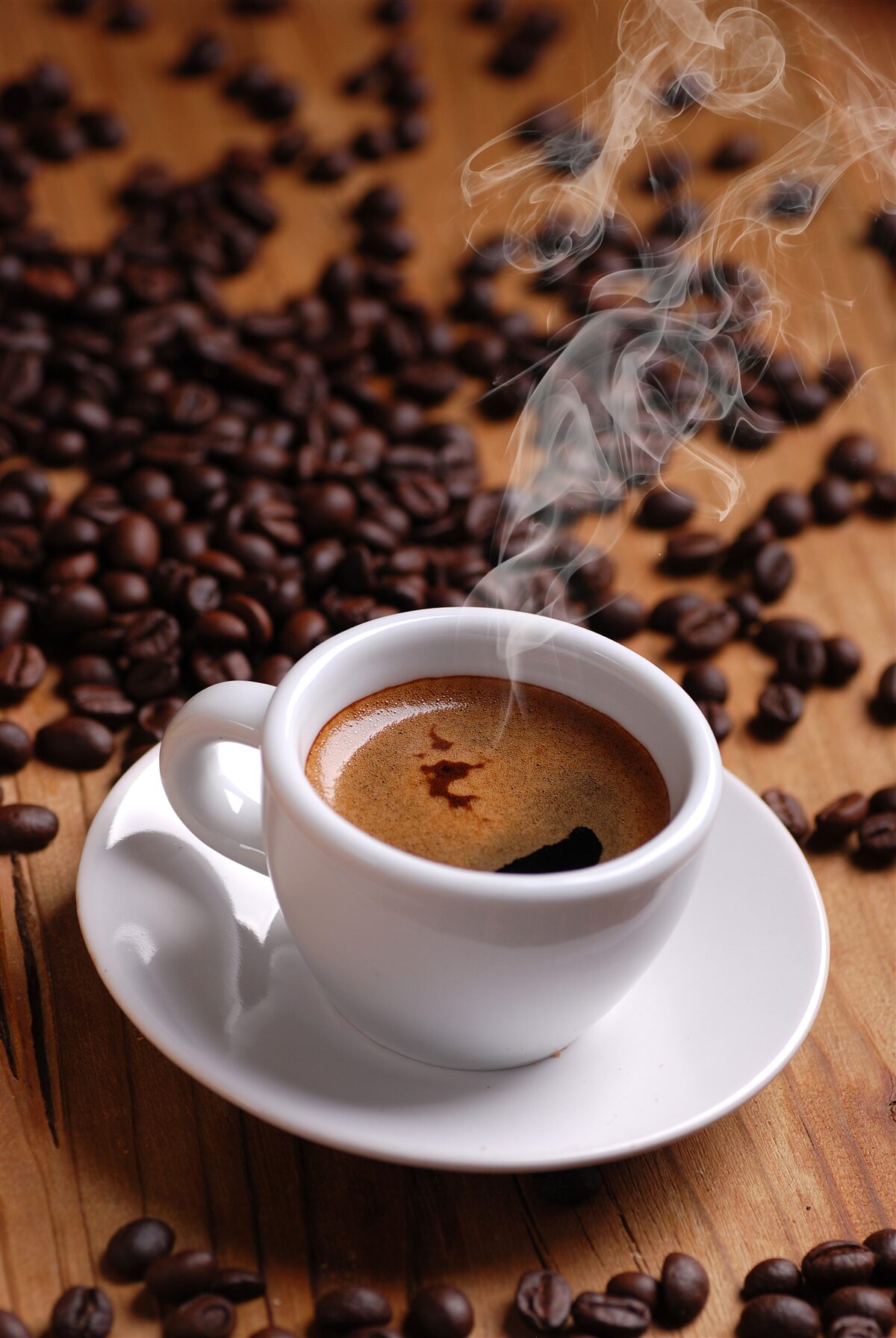 Fototapeten Eine Tasse Kaffee mit Aroma, die Körner freisetzen