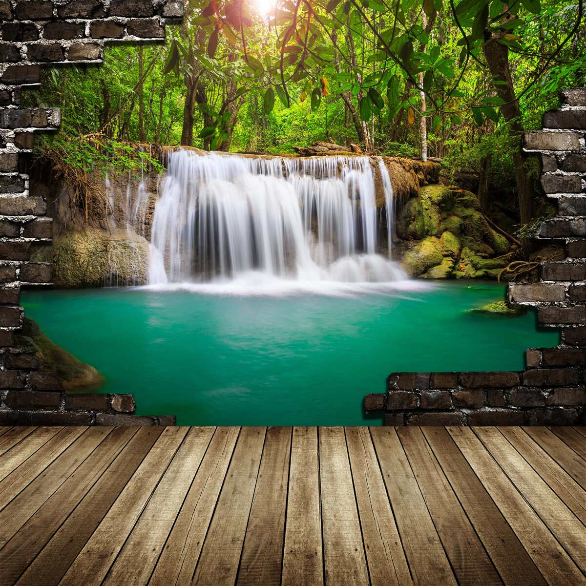 Fototapeten Wasserfall fällt mit einer Kaskade in der Nähe einer Holzbrücke