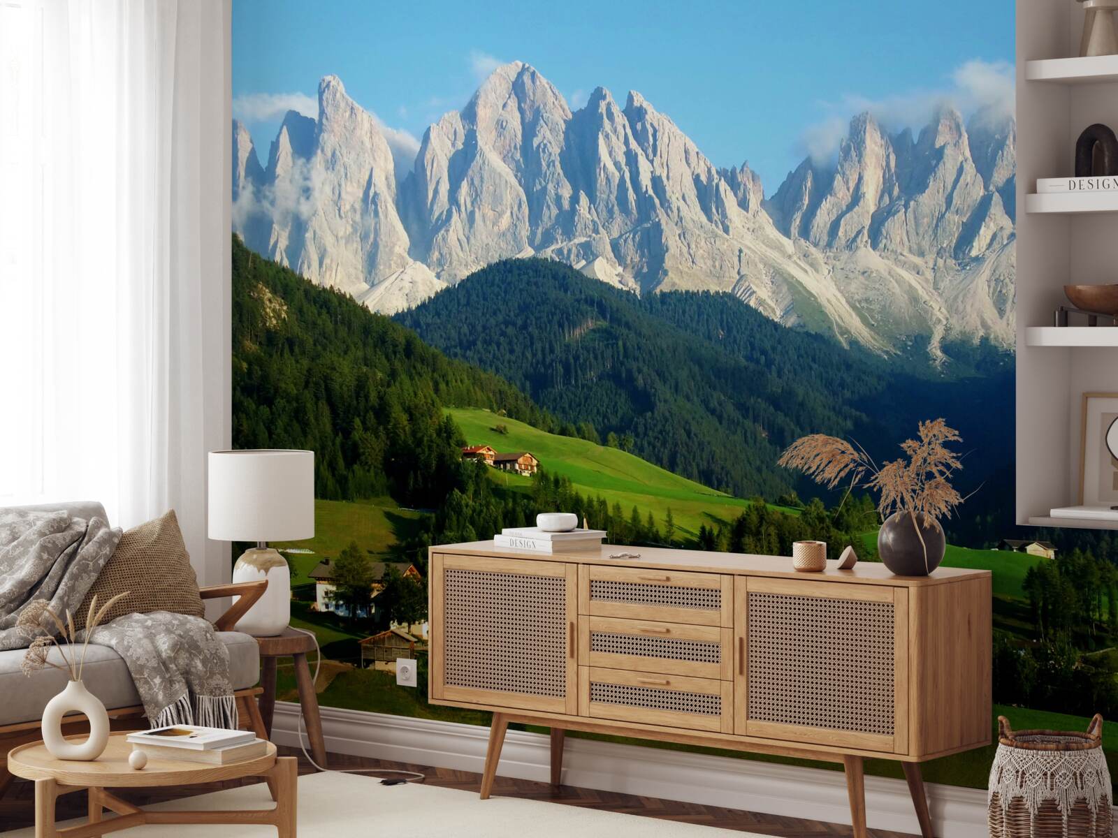 Fototapeten Ein Dorf in einer Klärung am Fuße der Berge