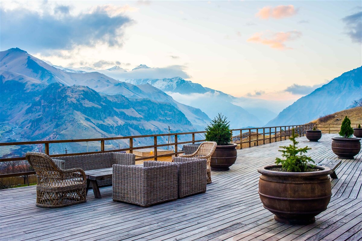 Fototapeten Eine geräumige Terrasse mit Blick auf die Berge