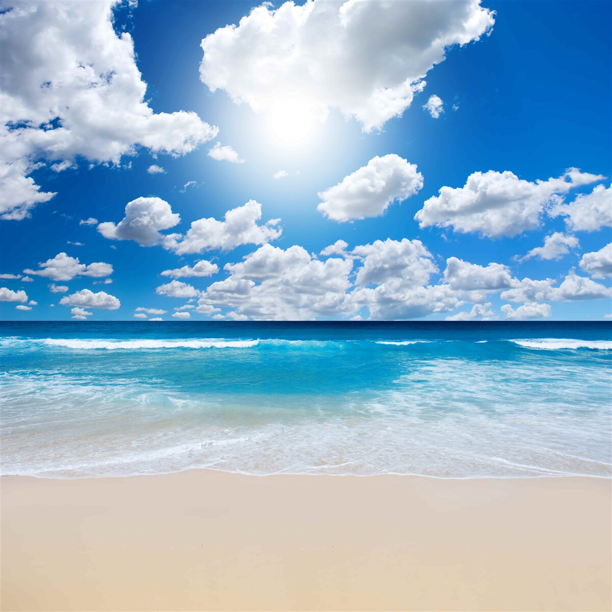 Fototapeten Strand mit blauem Wasser und ruhigem Meer