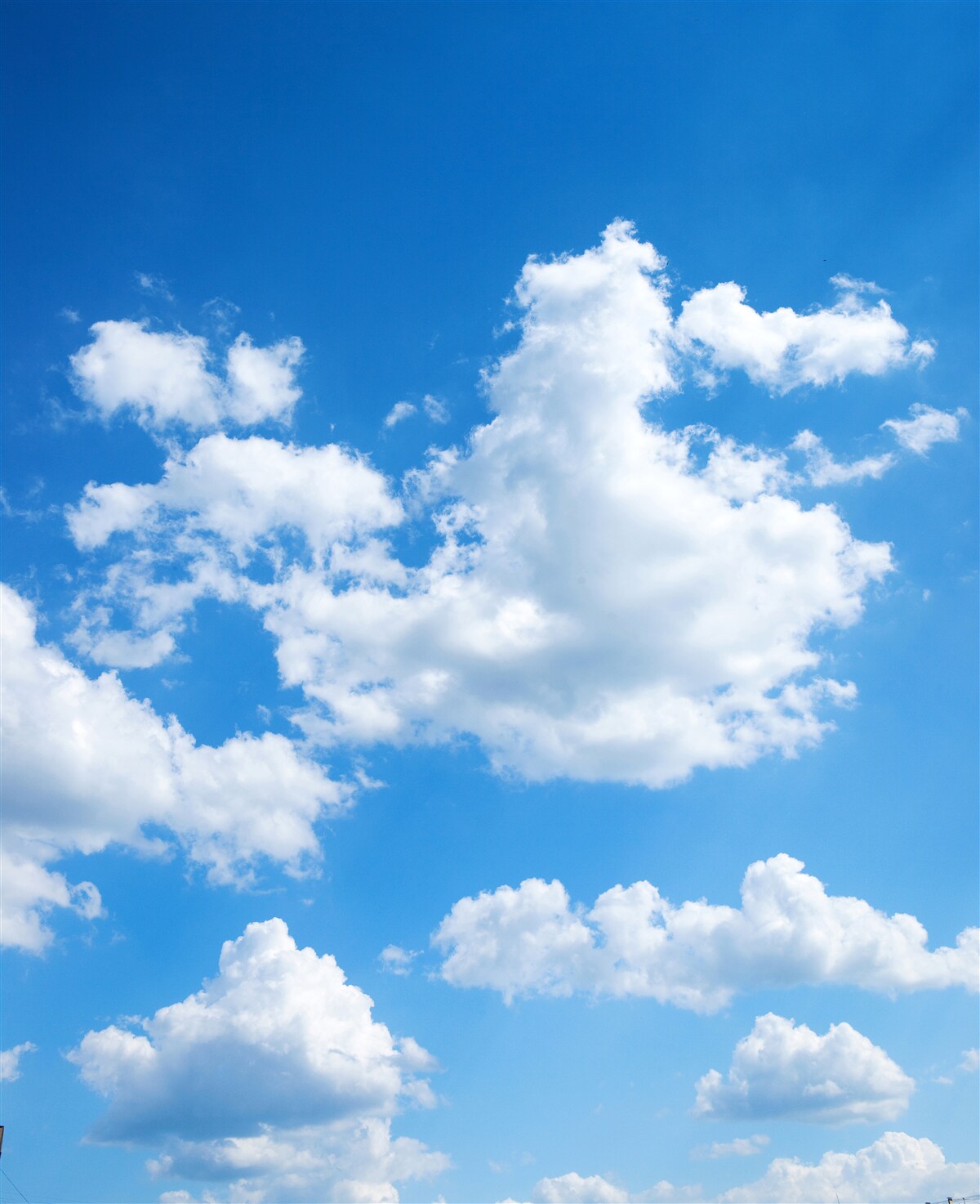 Fototapeten Schneewolken steigen nach dem blauen Himmel auf