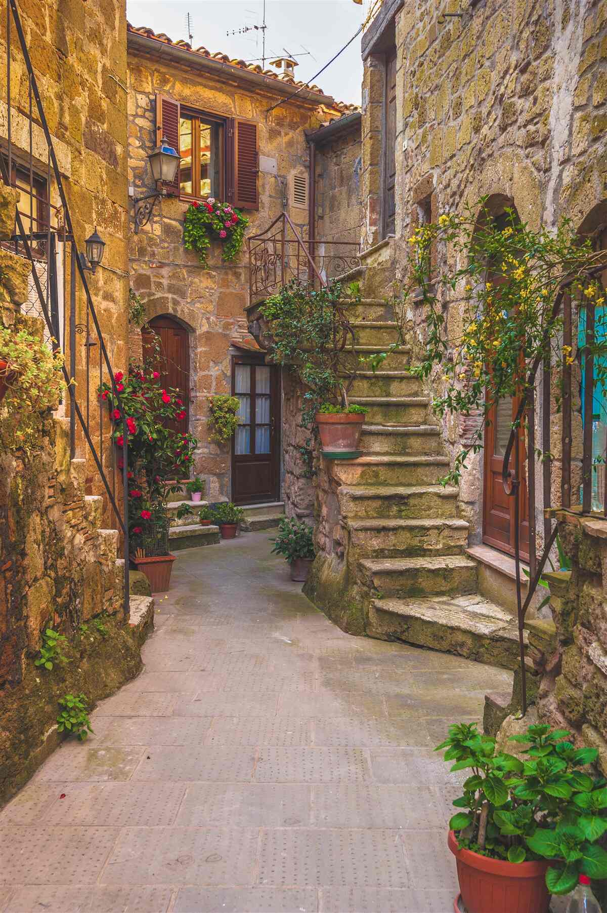 Fototapeten Treppe mit Blumen im alten Innenhof dekoriert