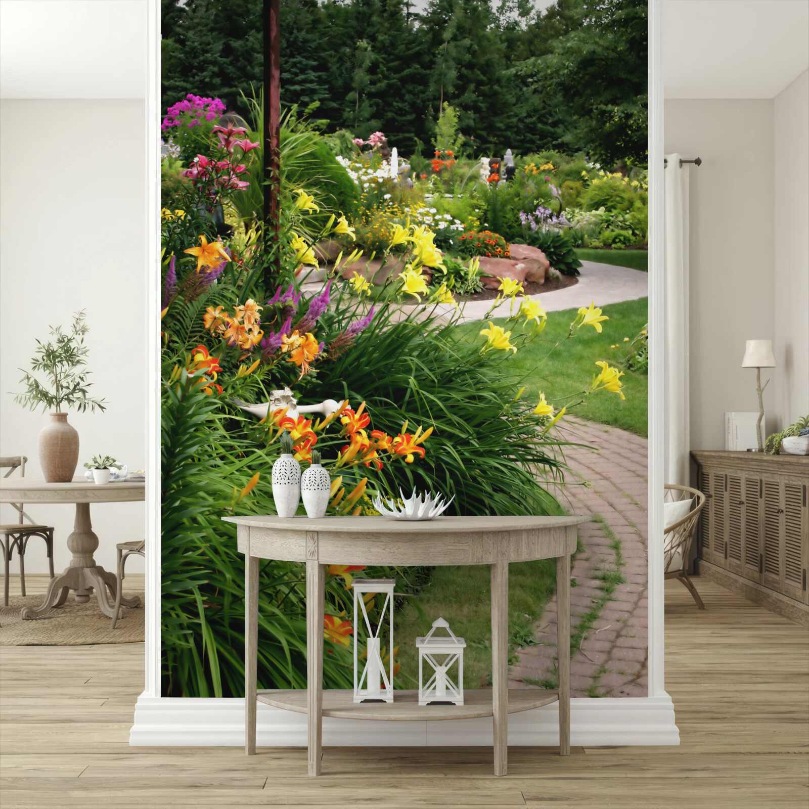 Fototapeten Weg in der Nähe von üppigen Sommersträuchern mit Blumen