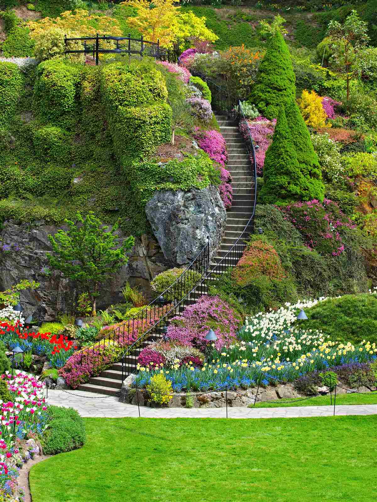 Fototapeten Treppe völlig in Grün und Blumen eingetaucht