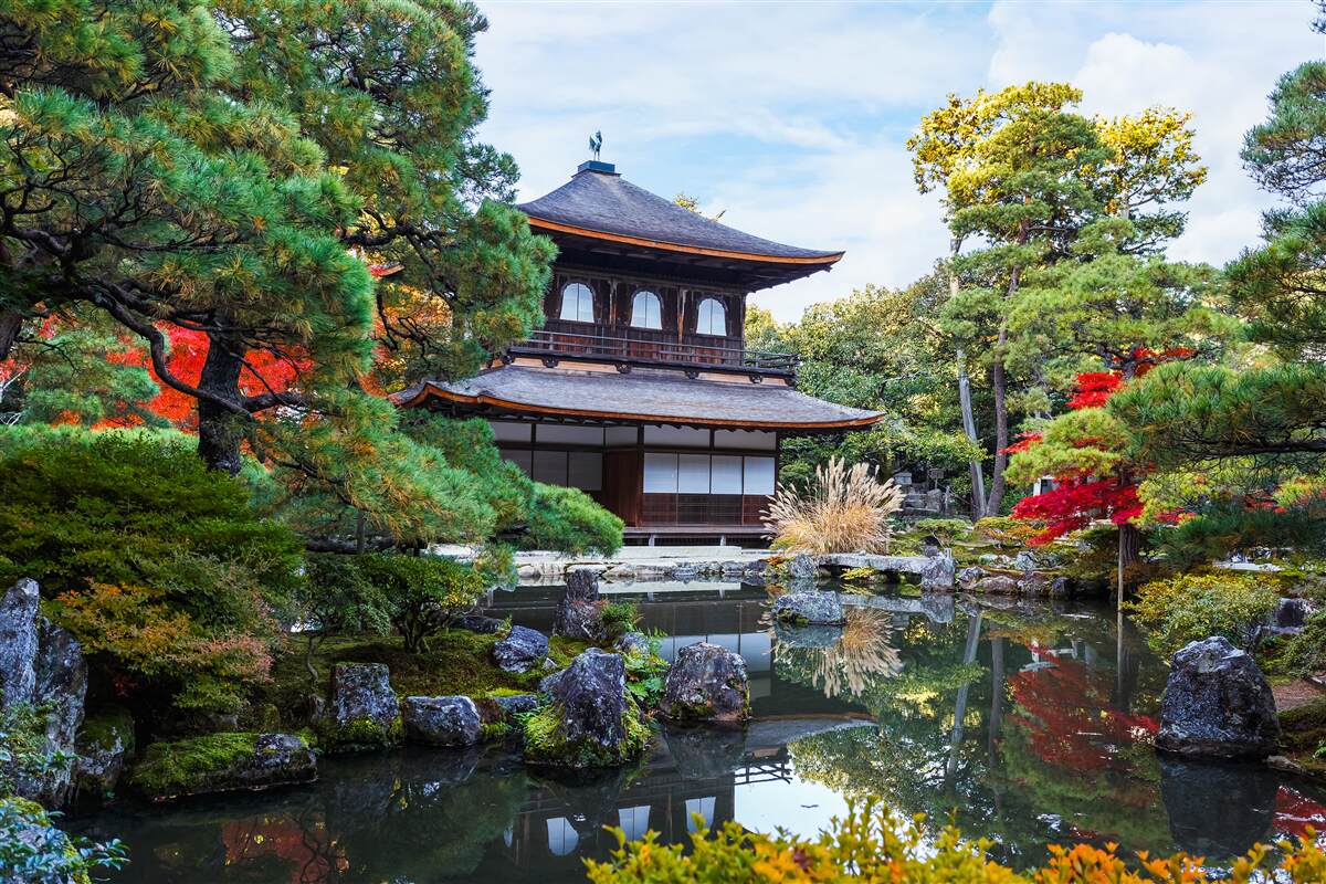 Fototapeten Japanisches Haus im Garten am Ufer des Sees, voller Gemütlichkeit