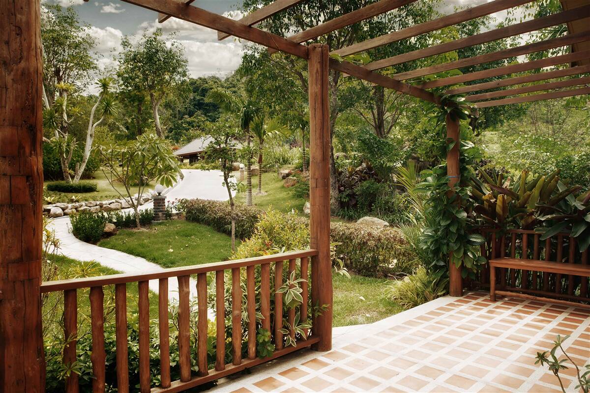 Fototapeten Terrasse mit Bequemlichkeit und Zugang zum Teich