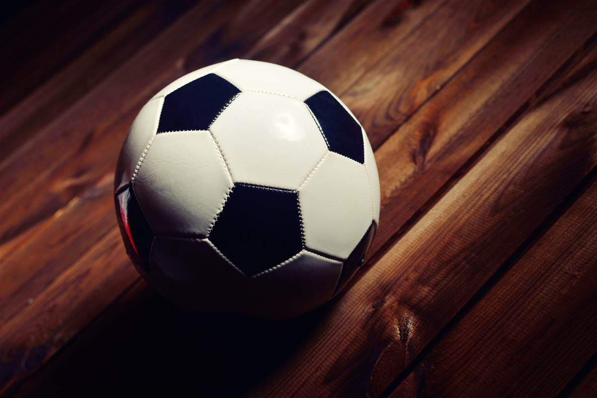 Fototapeten Fußball am Zweig des Baumes