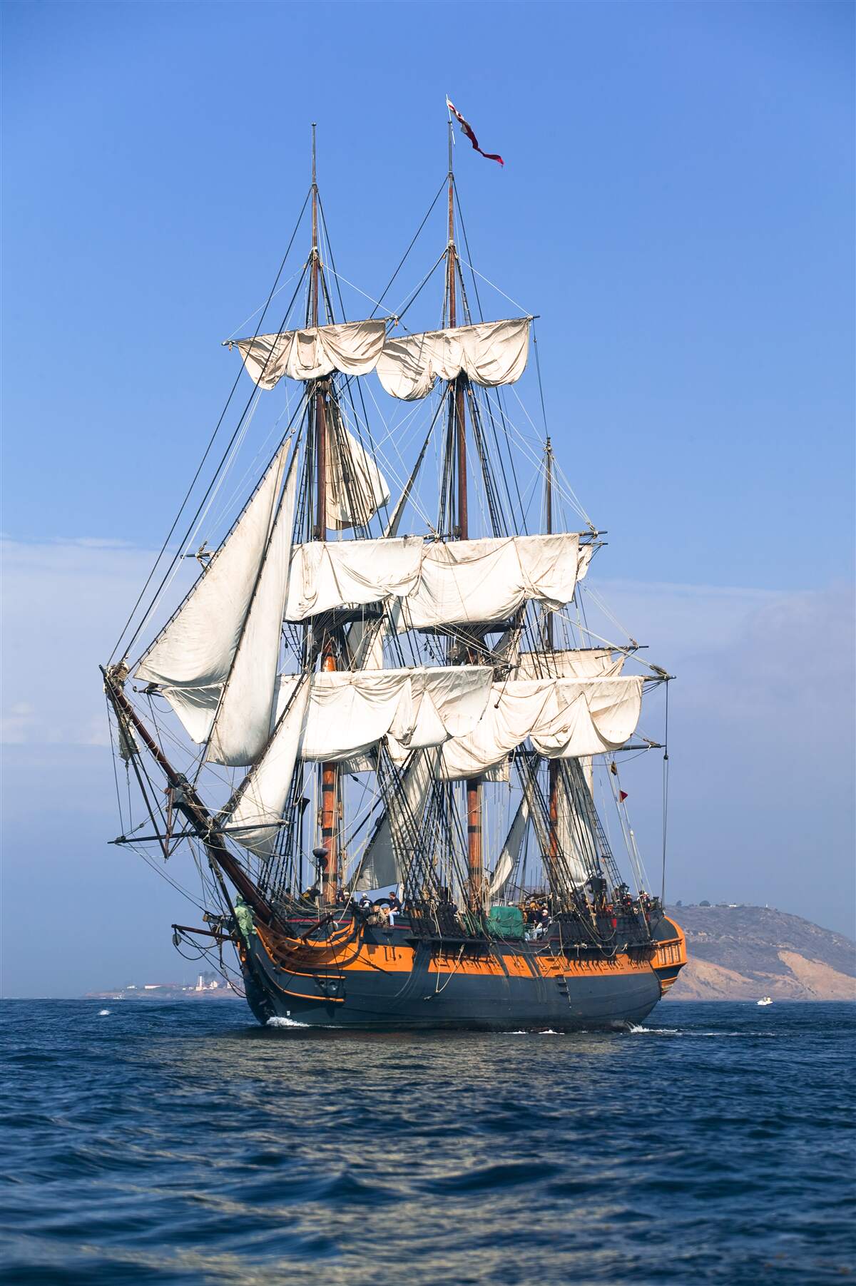 Fototapeten Ein großes Segelschiff, während er auf den Wind wartet