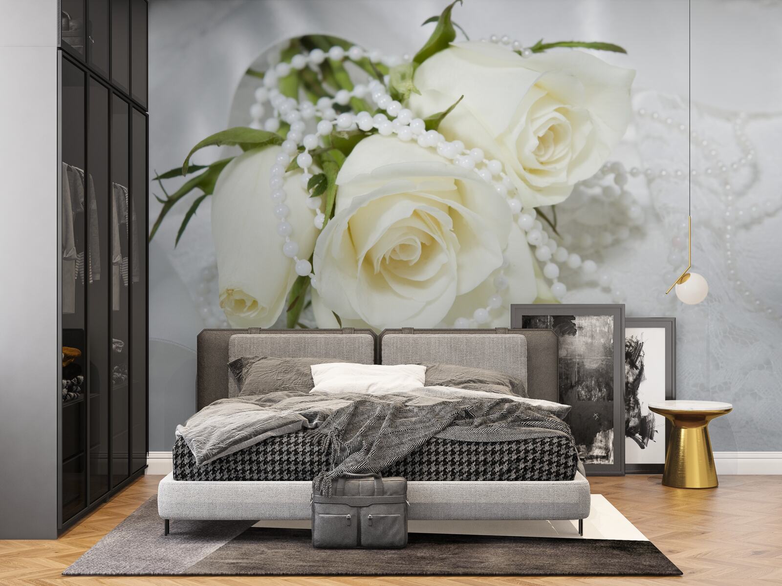 Fototapeten Zusammensetzung weißer Rosen mit Perlenperlen