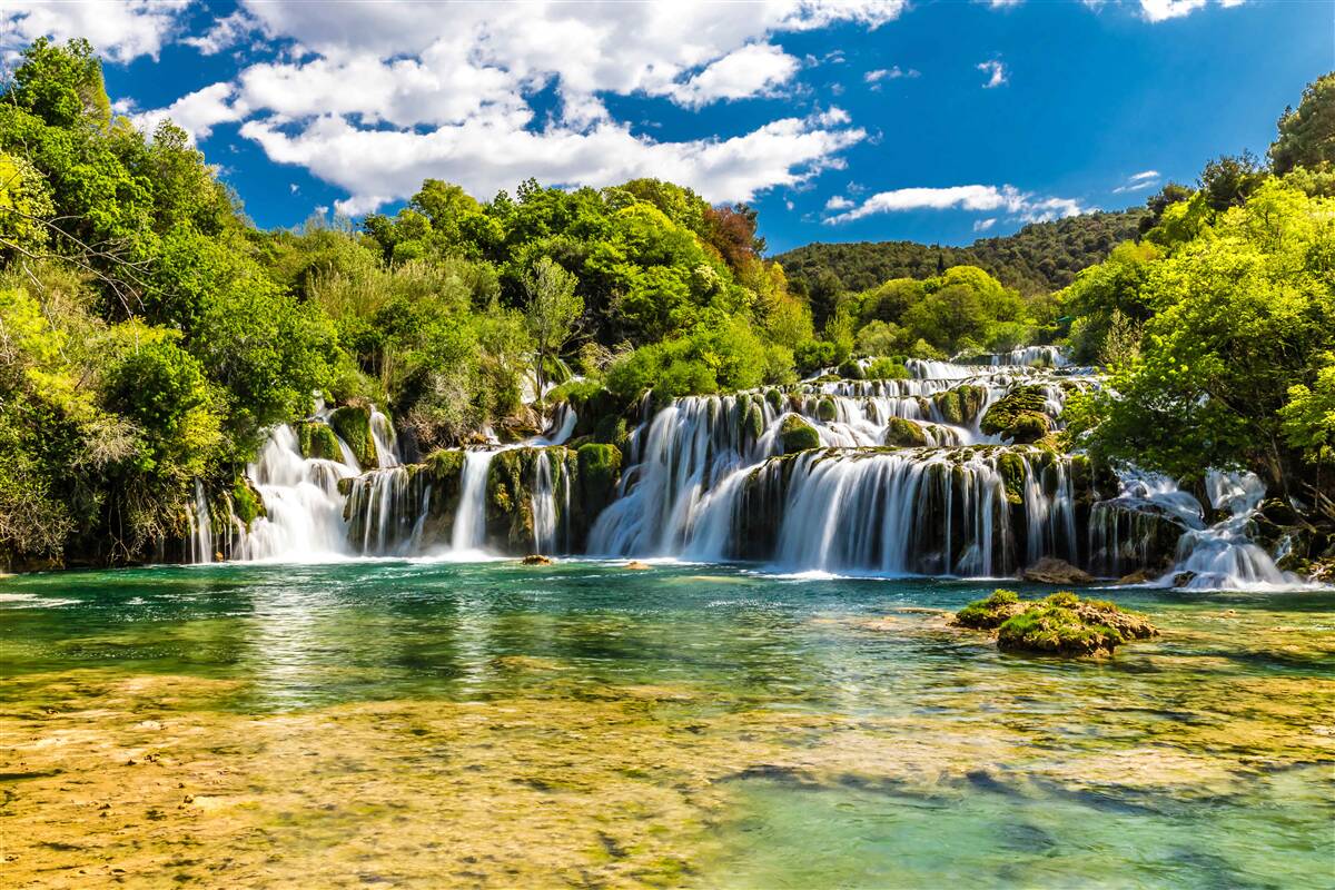Fototapeten Ein riesiger Wasserfall, der auf einer tropischen Insel abstößt