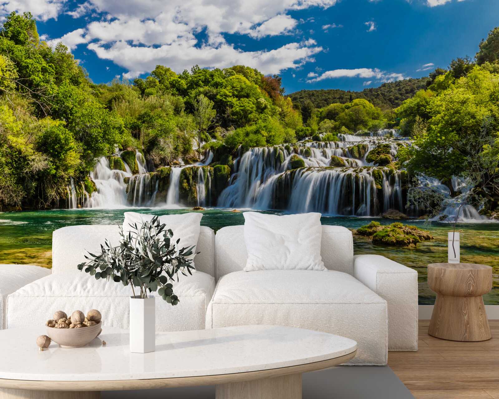 Fototapeten Ein riesiger Wasserfall, der auf einer tropischen Insel abstößt