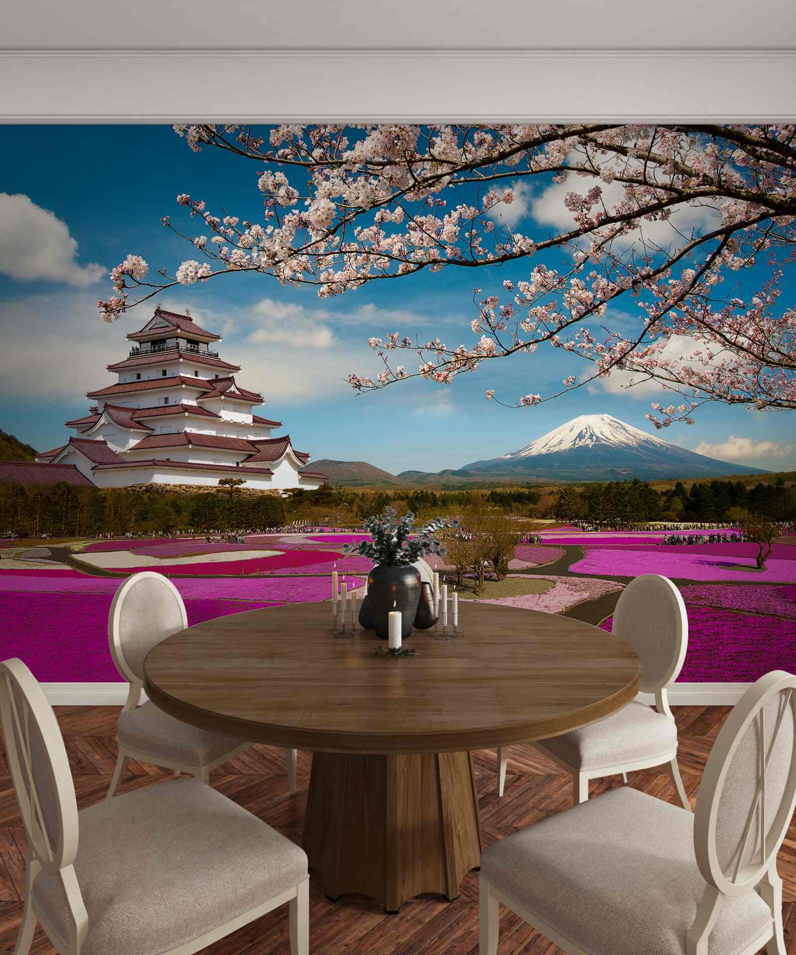 Fototapeten In der Nähe des japanischen Hauses gibt es üppige Tulpengärten