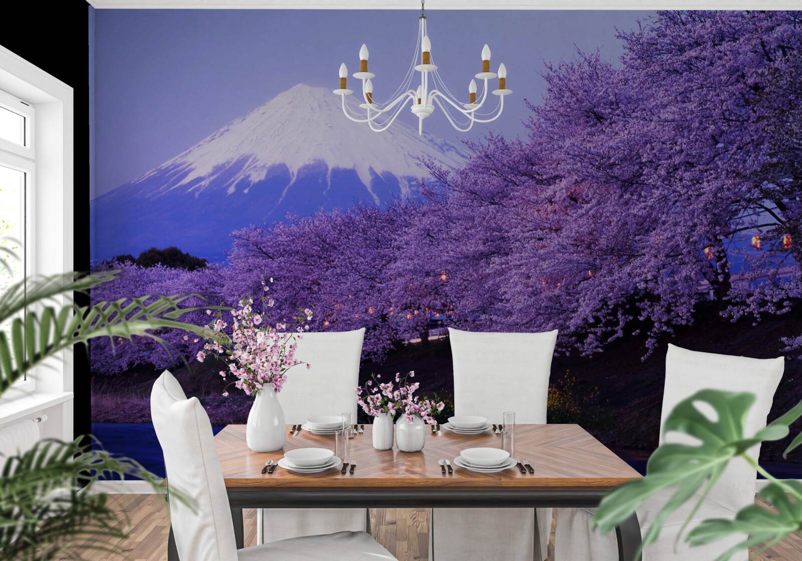 Fototapeten Bäume mit blühenden lila Blüten vor dem Hintergrund des Fuji -Berges