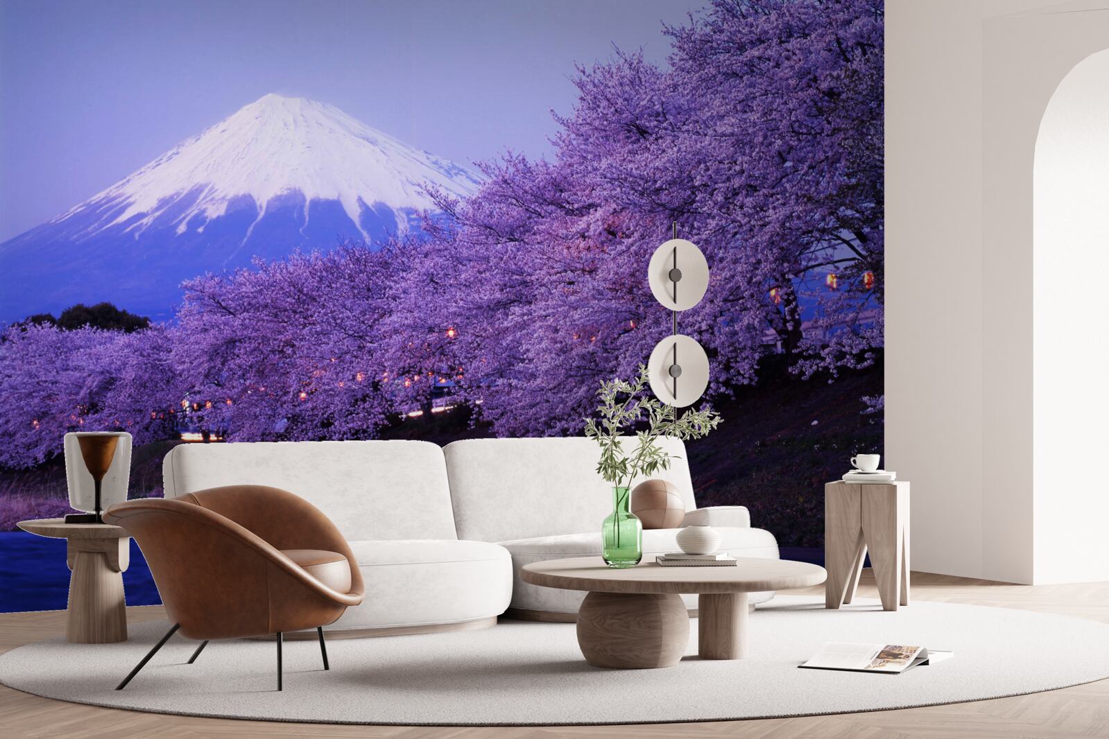 Fototapeten Bäume mit blühenden lila Blüten vor dem Hintergrund des Fuji -Berges