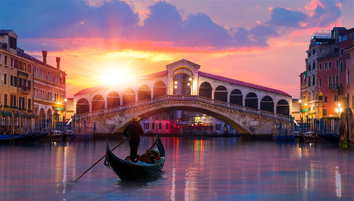 Fototapeten Die Sonne verschwindet hinter dem Horizont in Venedig