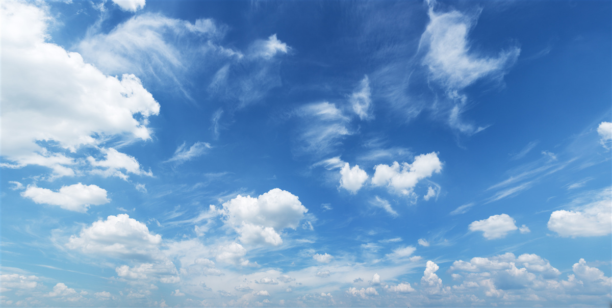 Fototapeten Sauberer, blauer Himmel mit flauschigen weißen Wolken