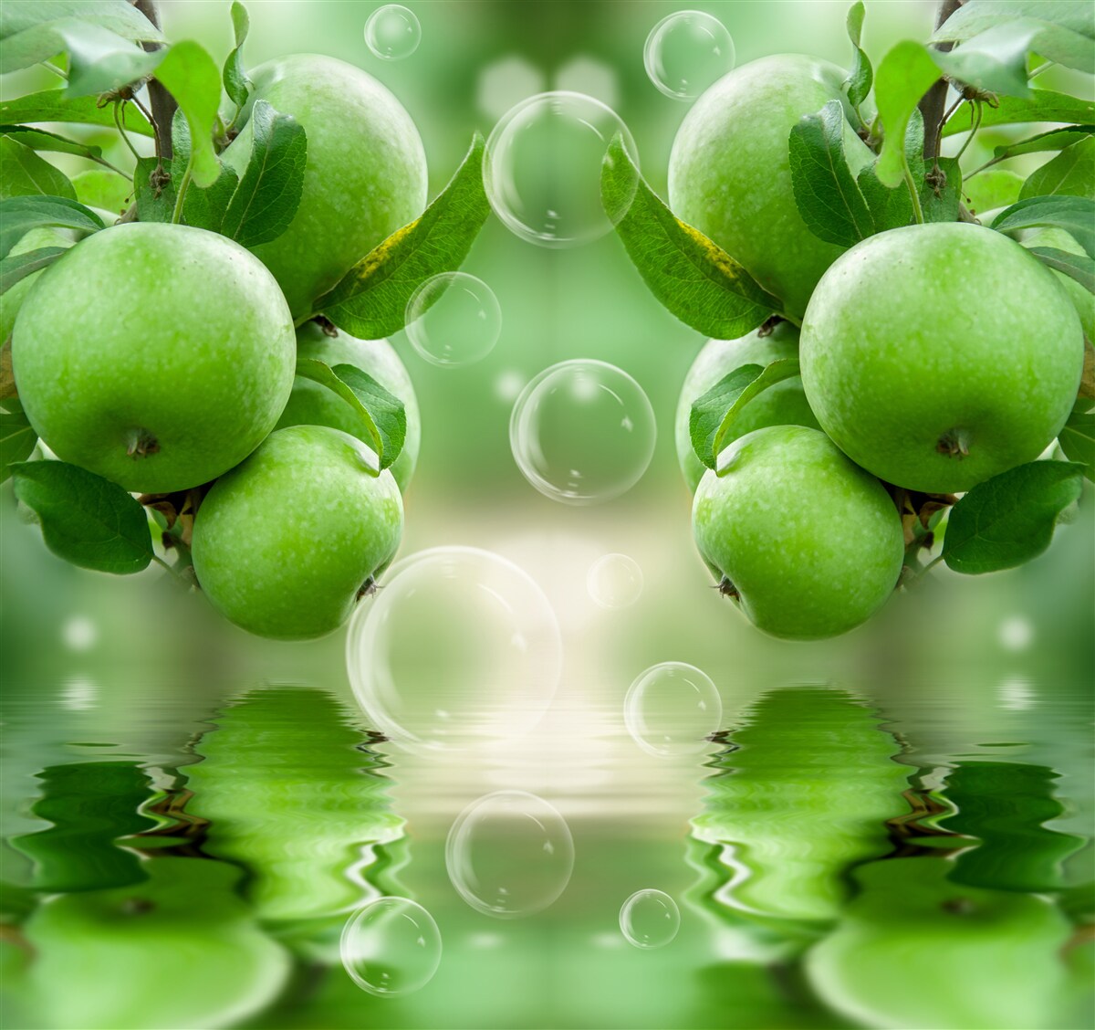 Fototapeten grüne Äpfel saftige Reflexion im Wasser