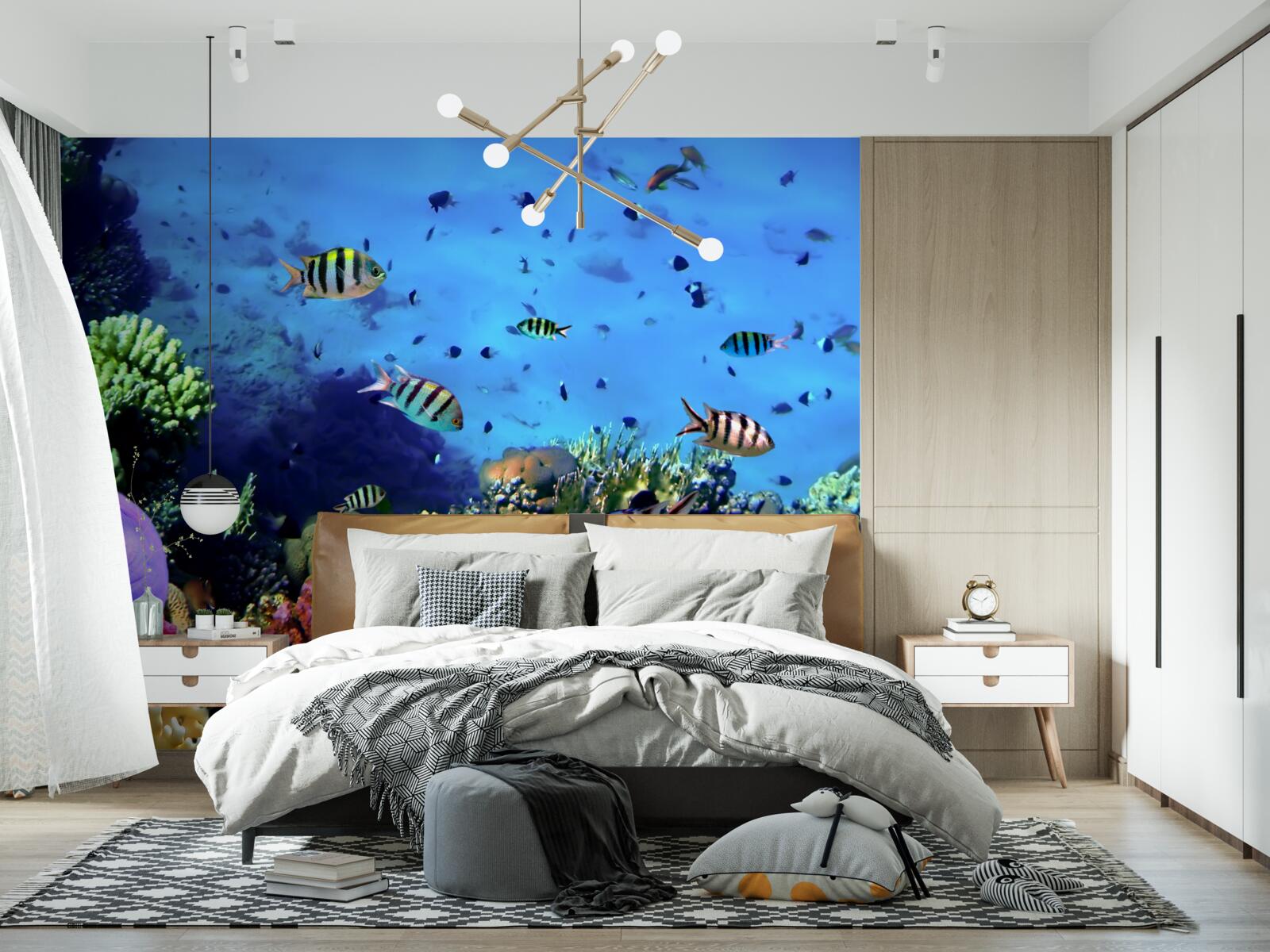 Fototapeten gestreifte Fische in den Tiefen des Ozeans