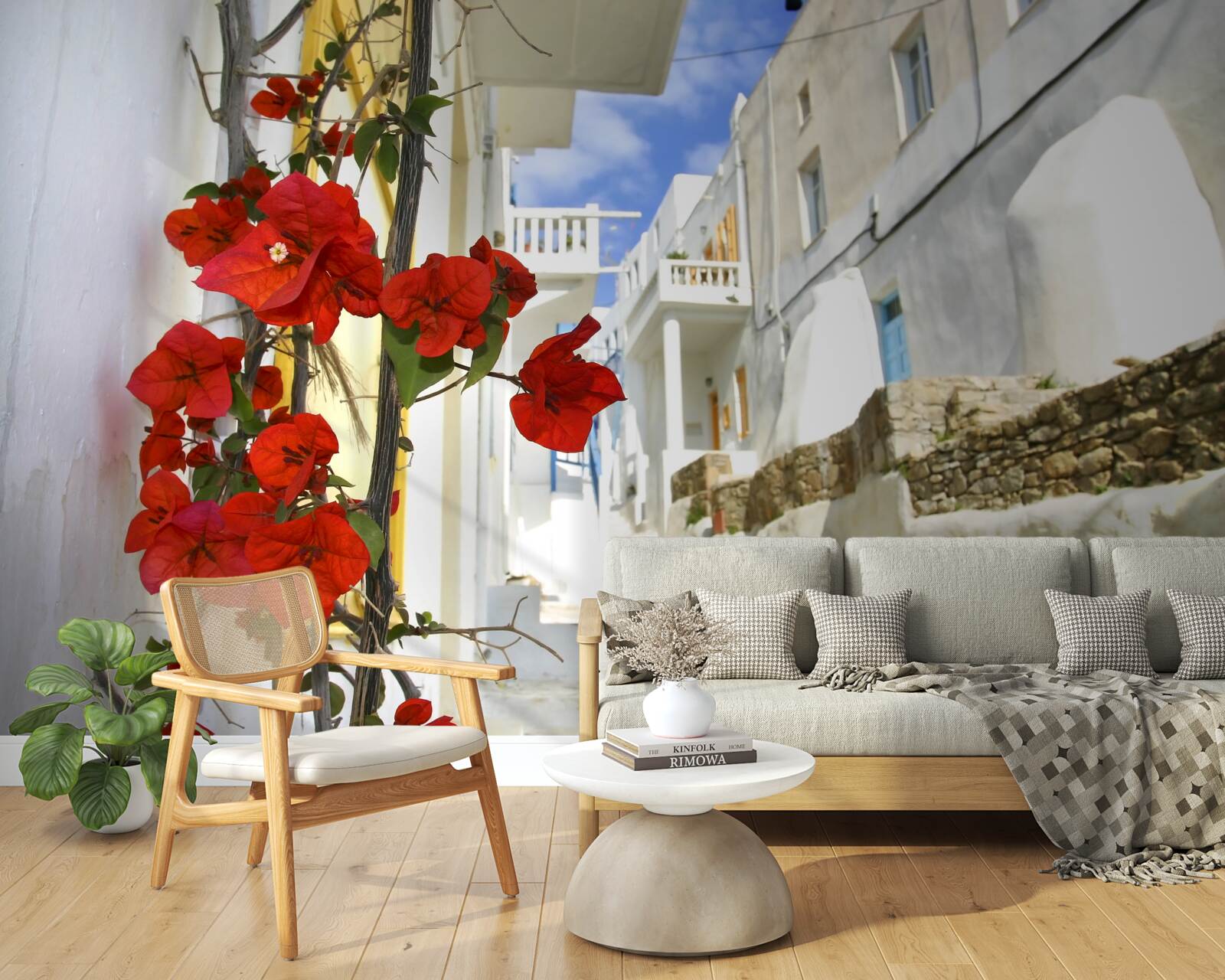Fototapeten Scharlachrote Blumen an hellen Stadtmauern
