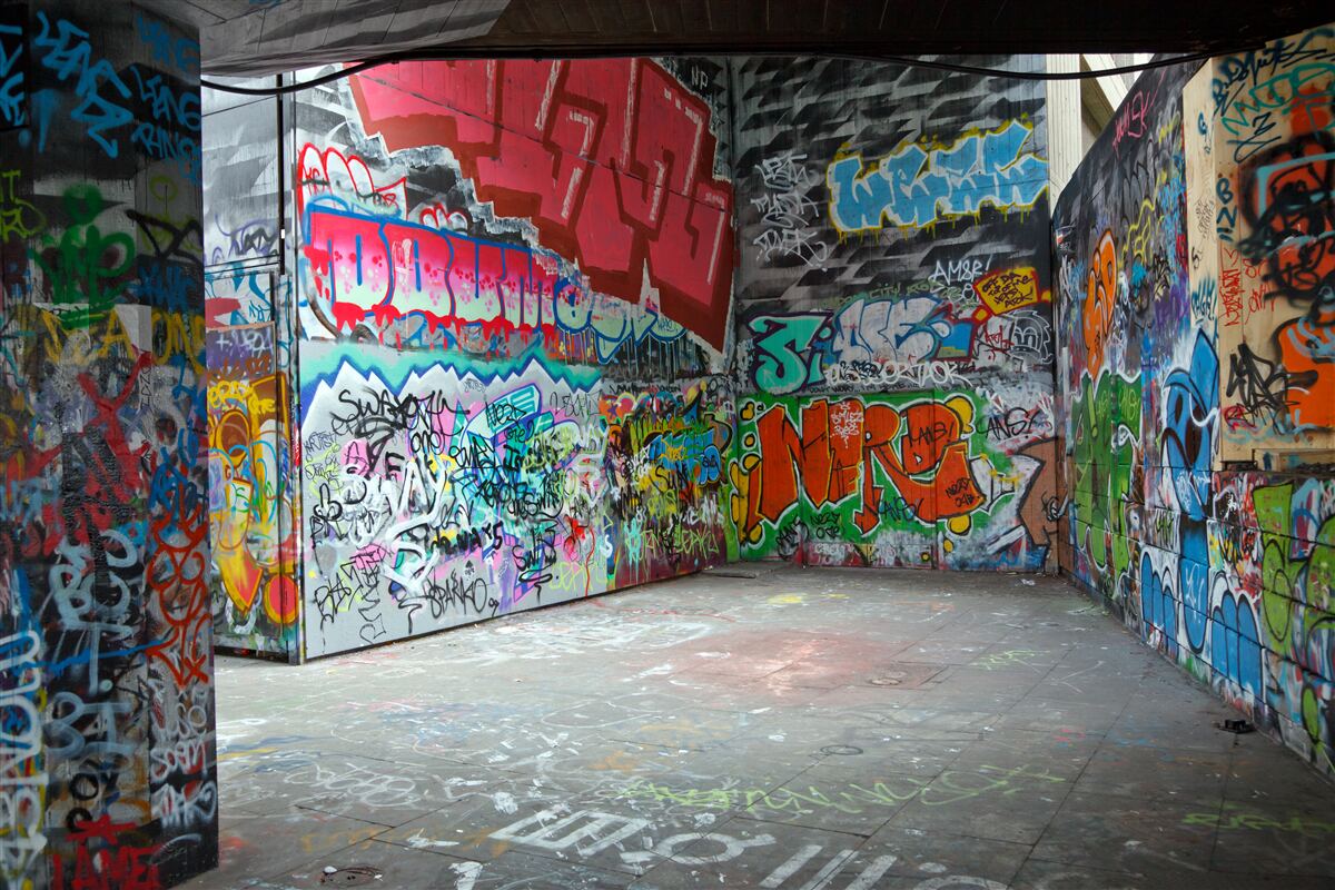 Fototapeten Graffiti schmückt die Wände des unterirdischen Durchgangs