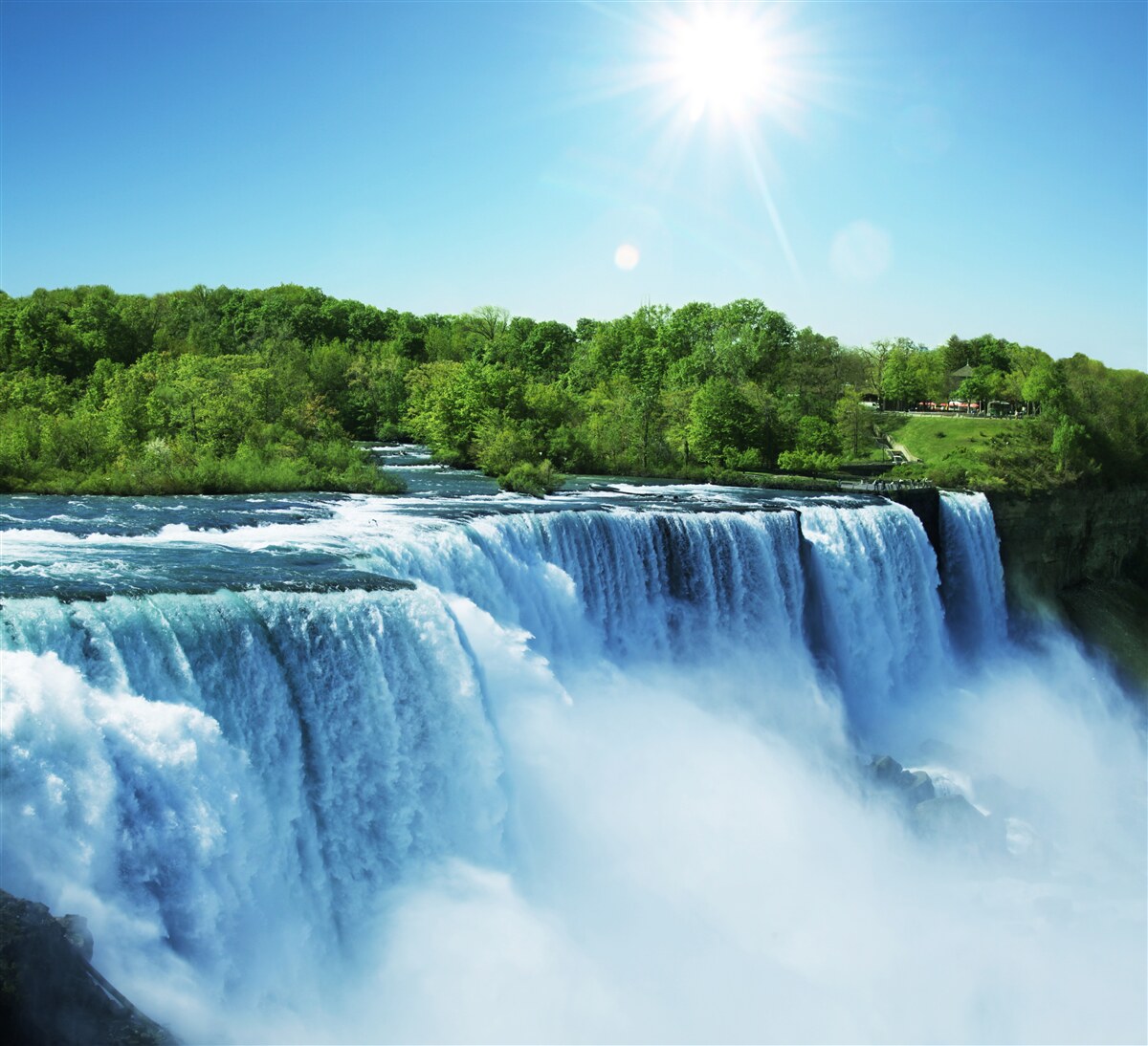 Fototapeten Die Kraft eines schnell fallenden großen Wasserfalls