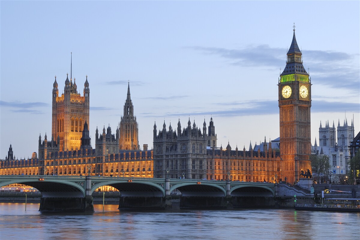 Fototapeten Big Ben und Parlament mit Lichtern beleuchtet