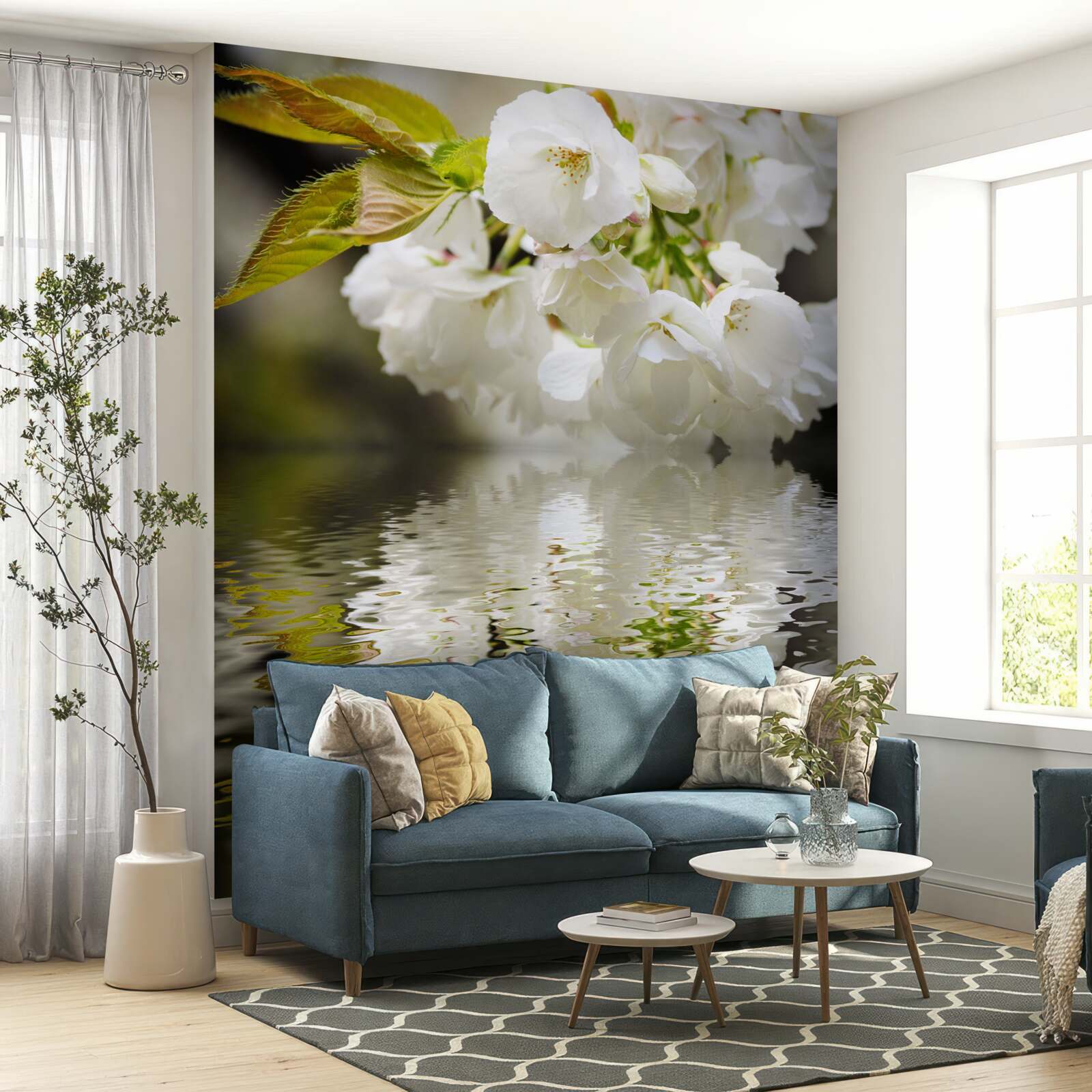 Fototapeten Sakura Blumen in weißen Schatten beugen sich über der Oberfläche des Wassers