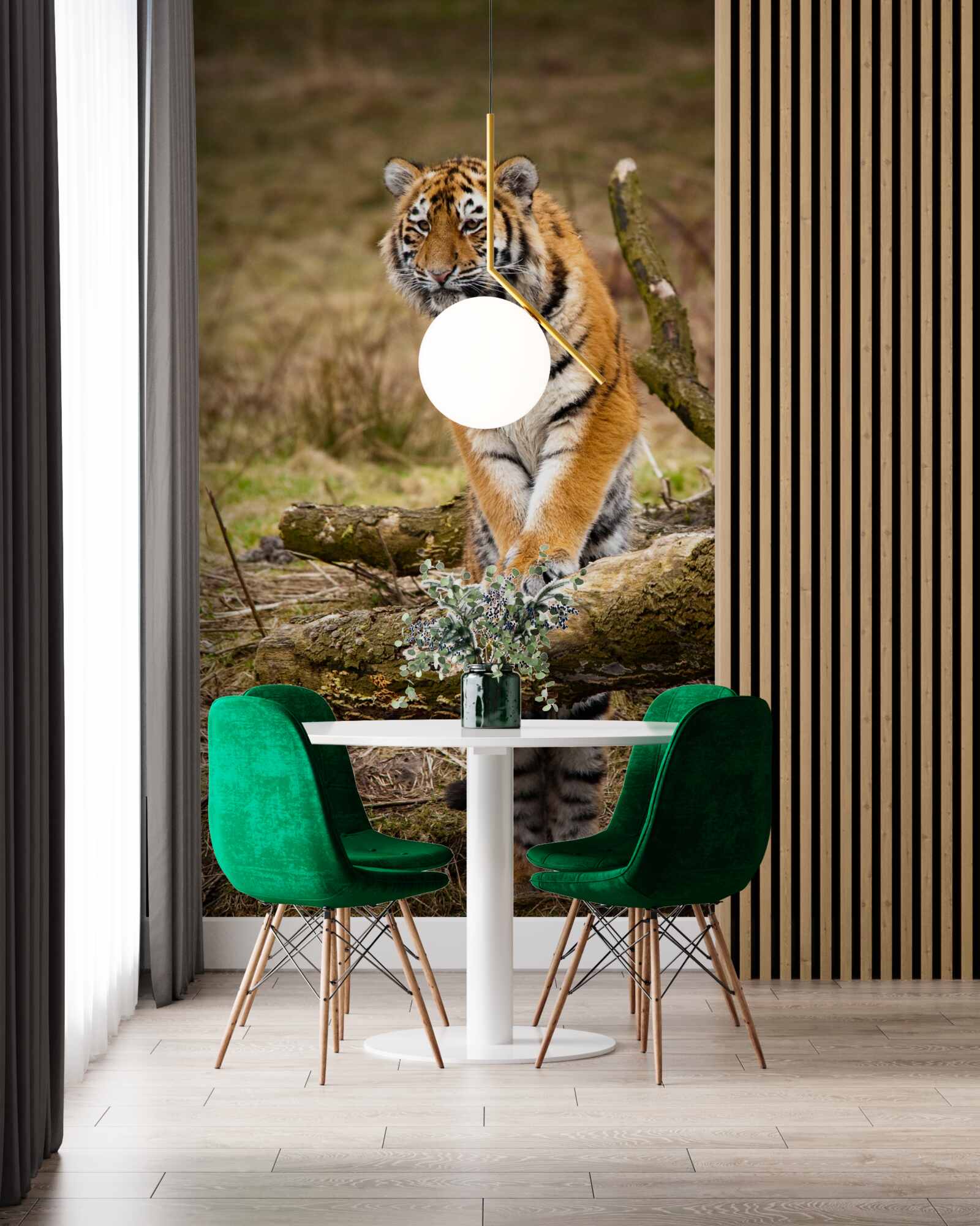 Fototapeten Der Tiger sitzt auf dem Zweig und wartet auf das Opfer