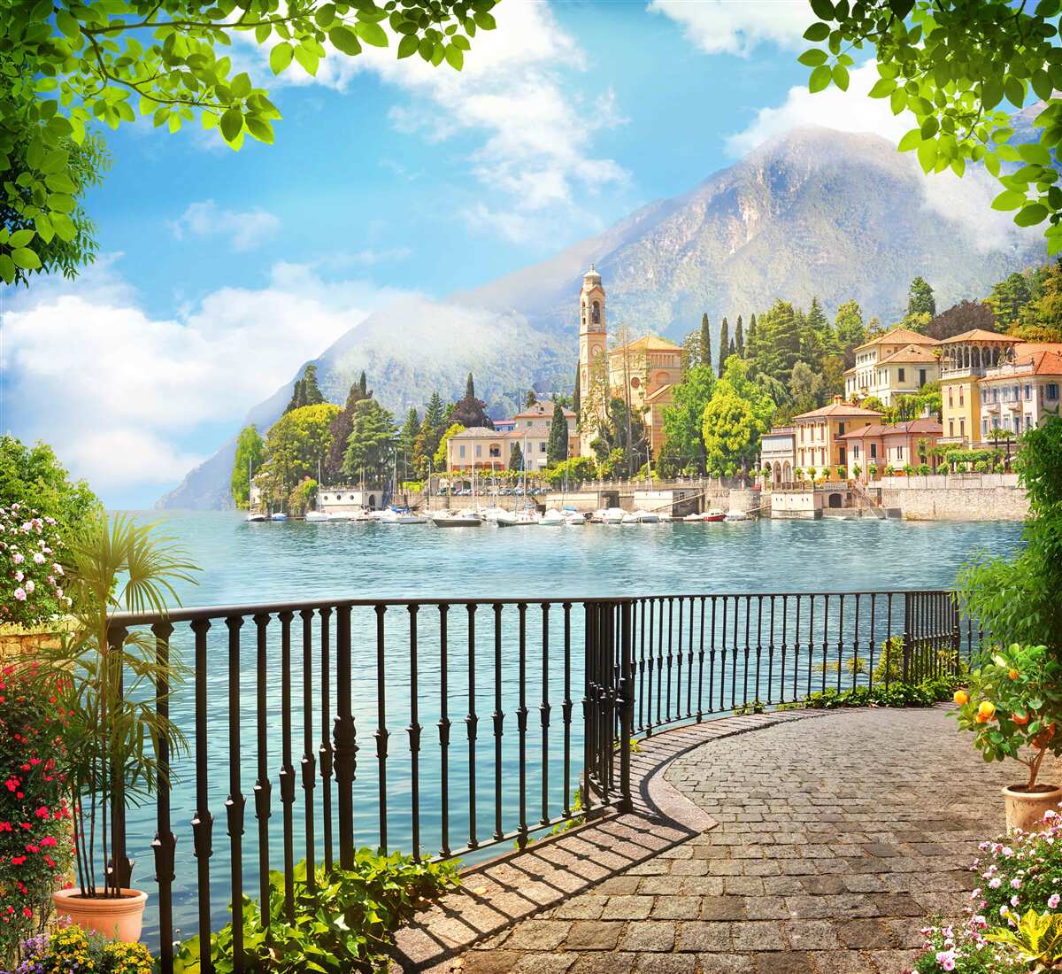 Fototapeten Promenade mit einem Panoramablick auf die historischen Stadt- und Berglandschaften
