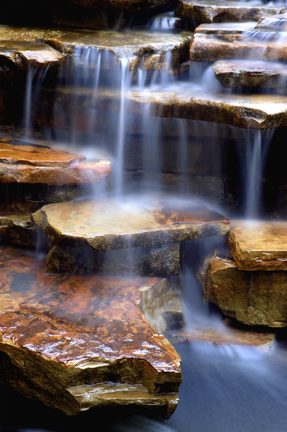 Fototapeten Wasserfallkette mit Steinregalen
