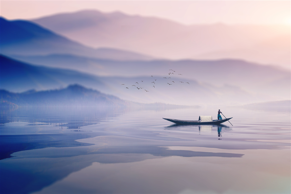 Fototapeten Fischer allein auf dem mit Nebel bedeckten Wasser