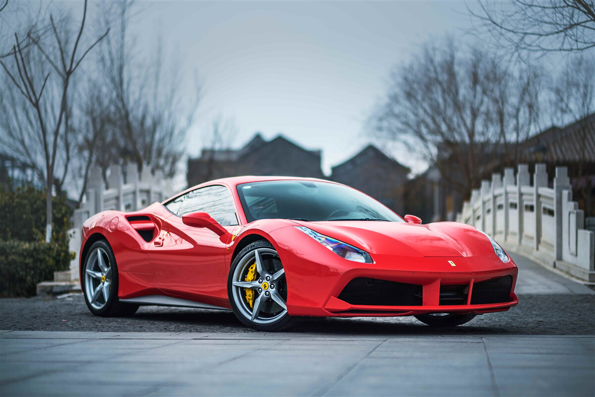 Fototapeten Wunderbarer grauer Ferrari bei regnerischem Wetter