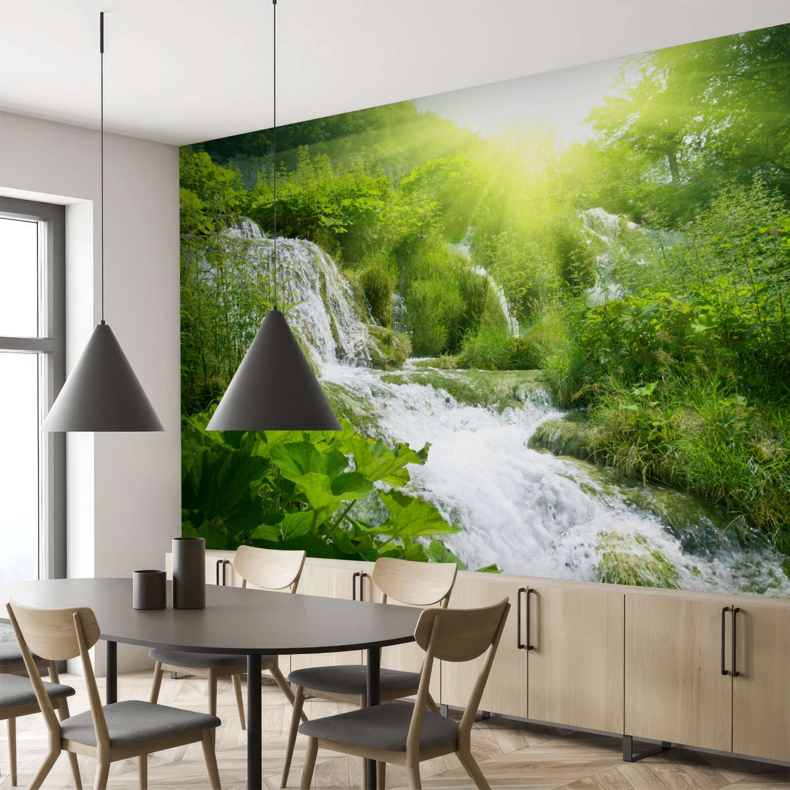 Fototapeten Die schillernde Sonne wird durch den schäumenden Wasserfall beleuchtet
