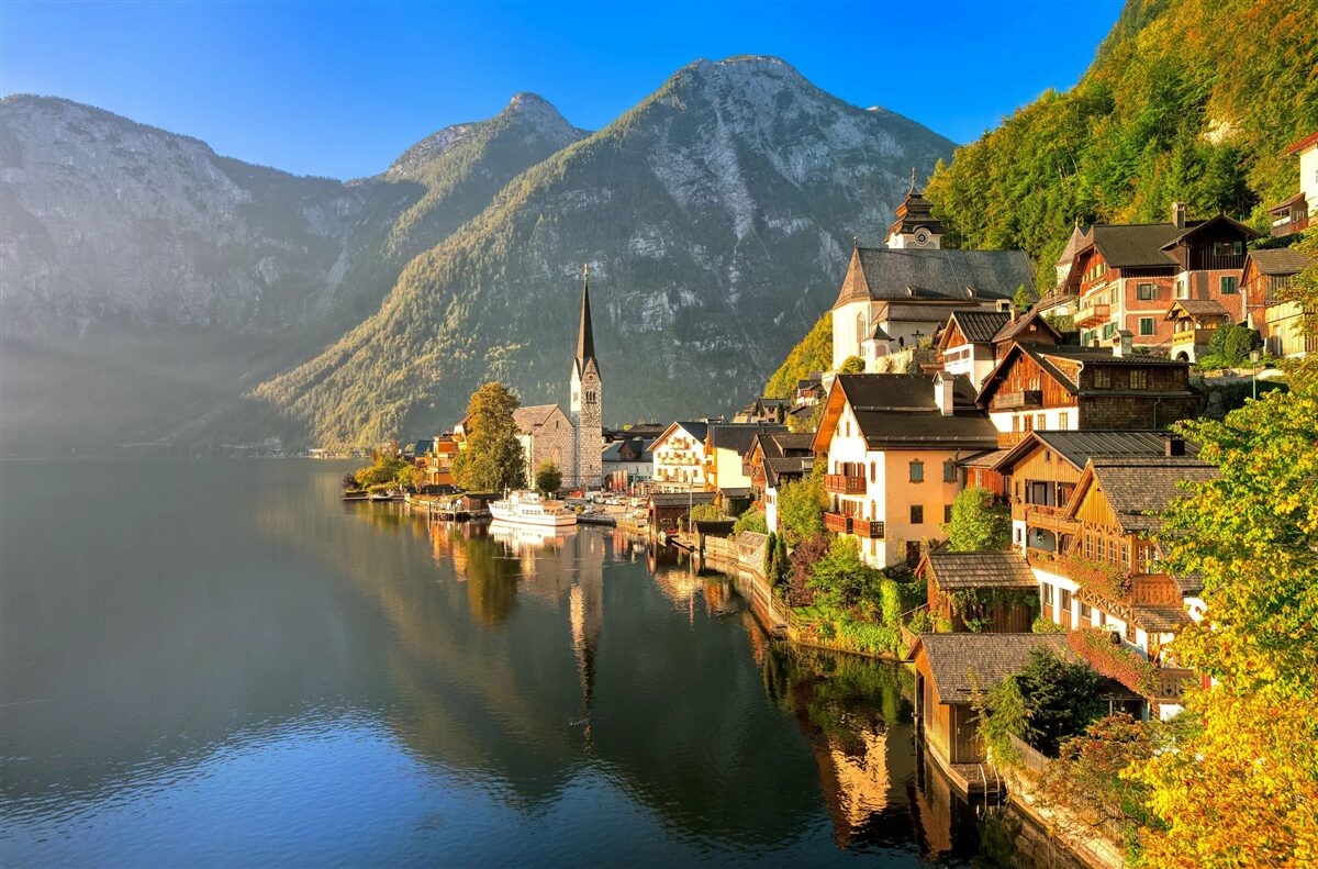 Fototapeten Ein Dorf in der Schweiz, umgeben von Teichen und Bergen