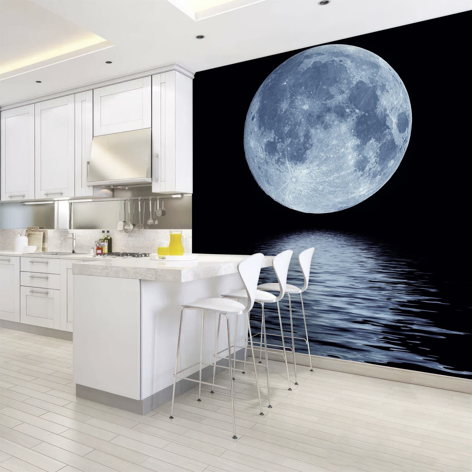 Fototapeten Der Mond ist im Spiegelbild von Meerwasser vollständig sichtbar