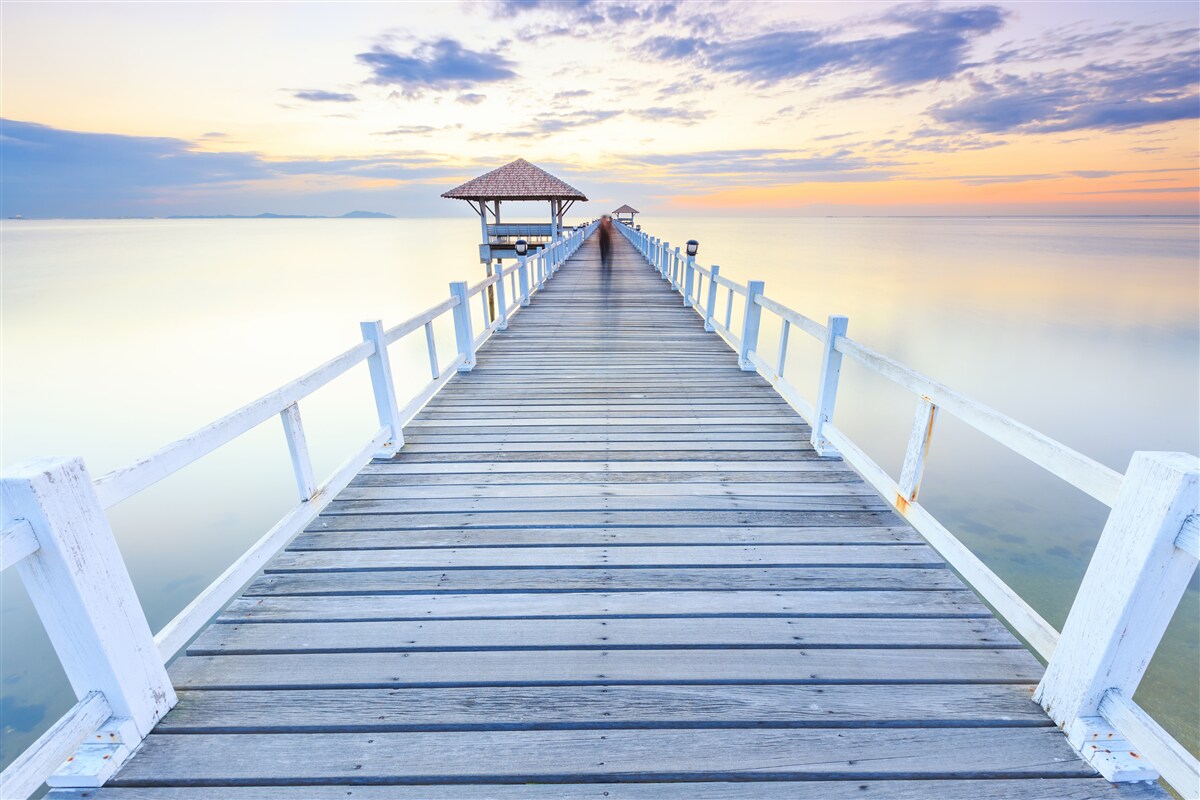 Fototapeten Pier mit einem Pavillon im Wasser im Morgengrauen, der bereits viel gesehen hat