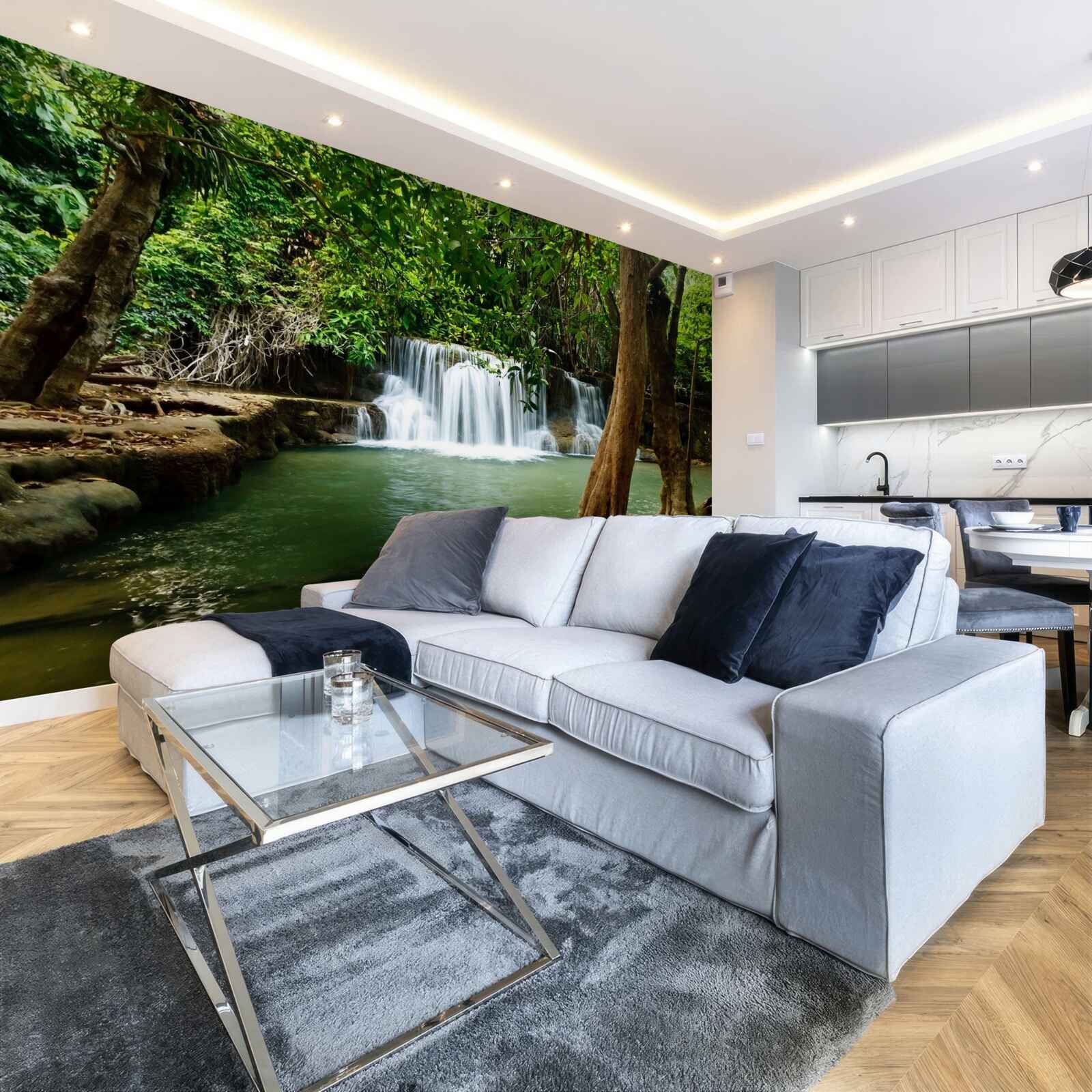 Fototapeten Ein Wasserfall in einem alten Wald