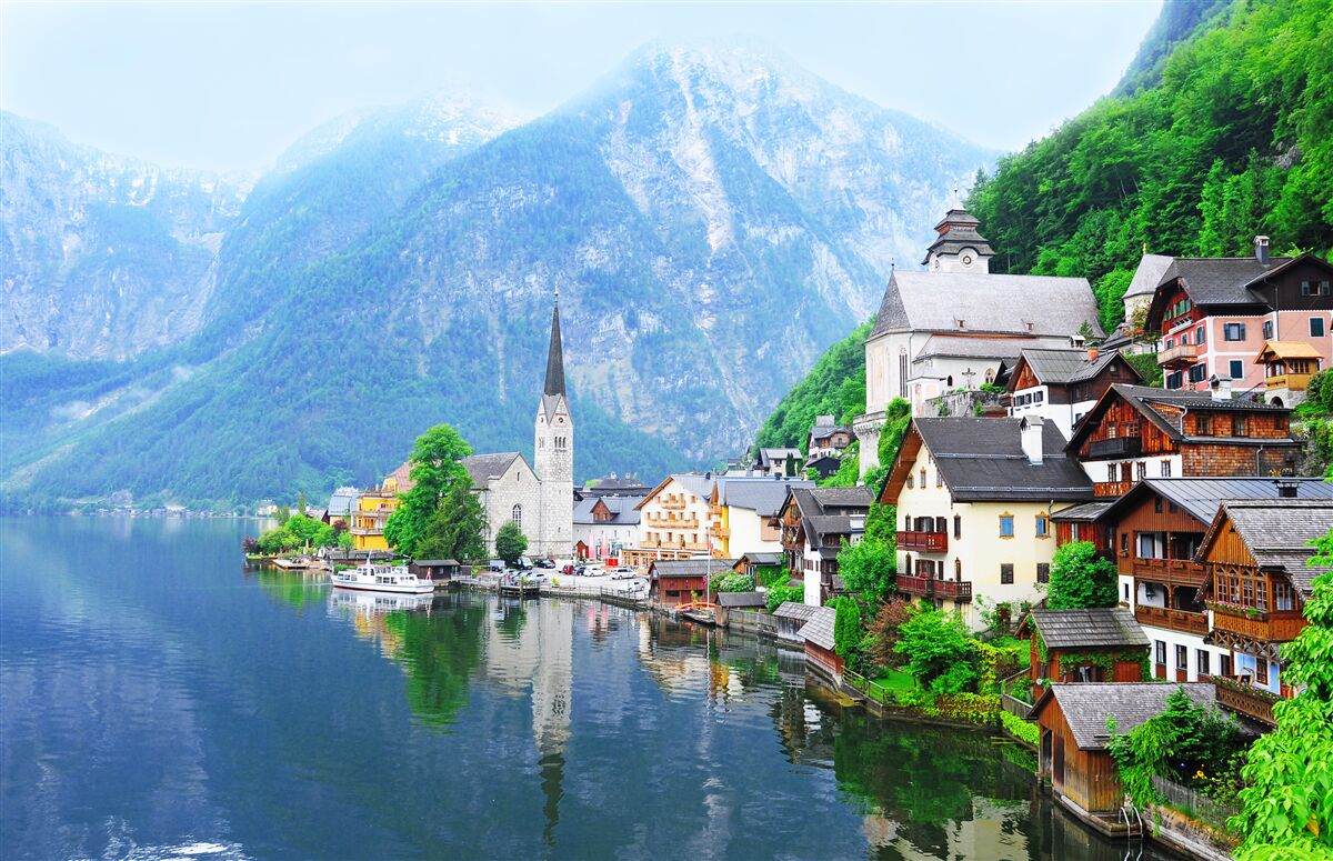 Fototapeten Ein ruhiges Schweizer Dorf am Fuße des Berges neben dem Teich