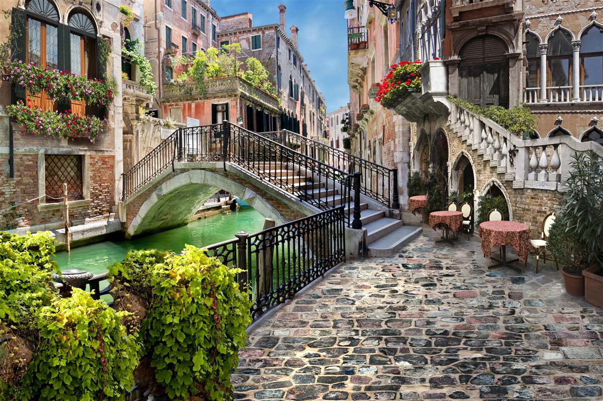 Fototapeten Zerstörte Brücke über den venezianischen Kanal