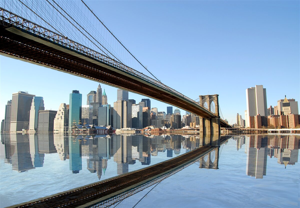 Fototapeten Eine Brücke, die den Fluss überquert und zu einer großen Stadt führt