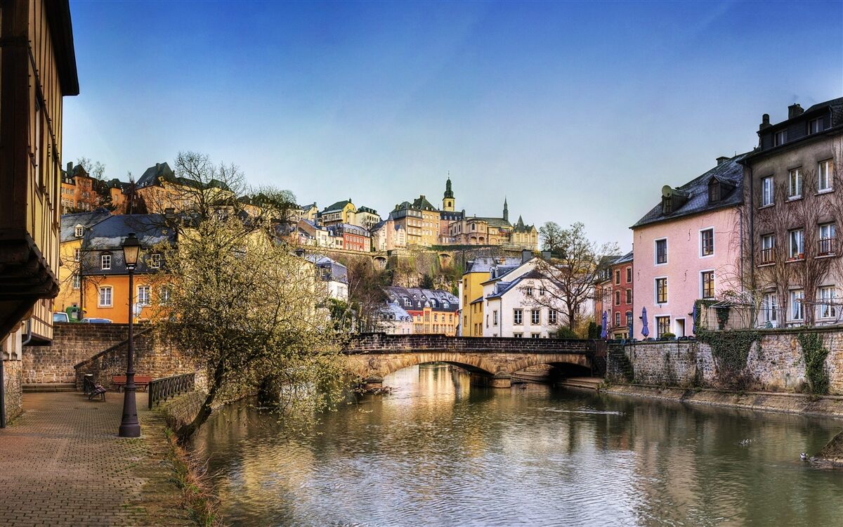 Fototapeten Eine Brücke am Fluss, die zur Altstadt führt