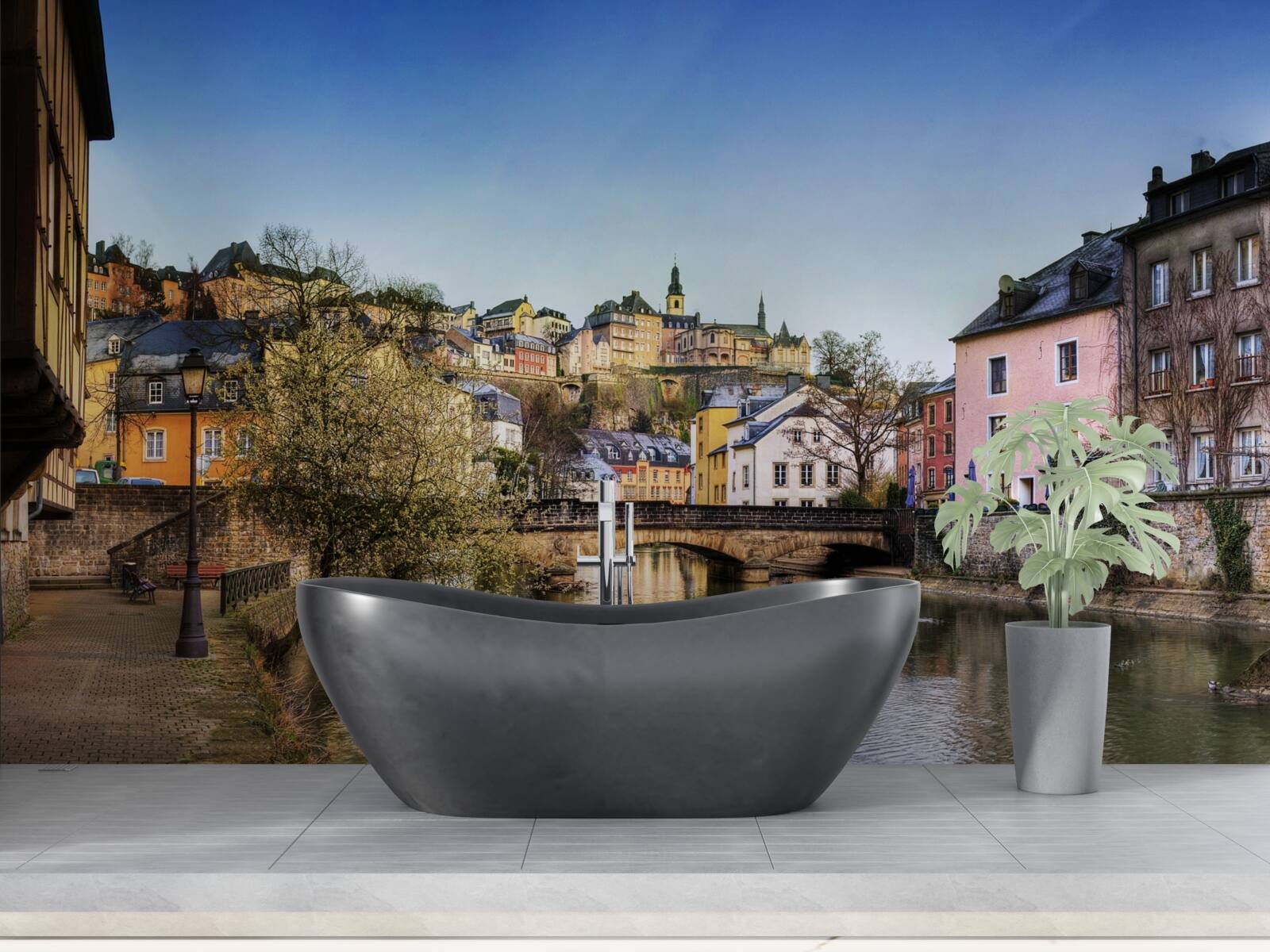 Fototapeten Eine Brücke am Fluss, die zur Altstadt führt