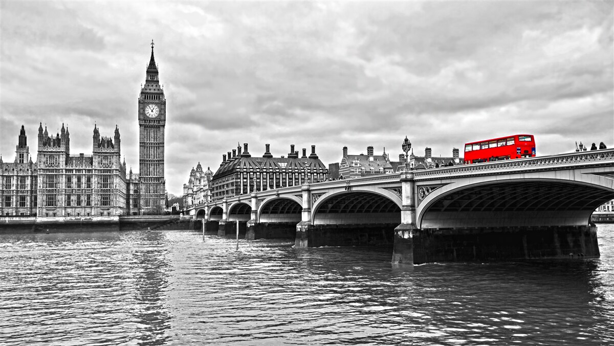 Fototapeten Der rote Bus fährt durch die Brücke in England