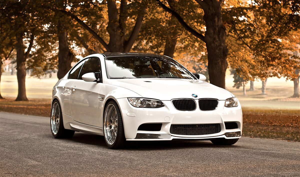 Fototapeten Weißer BMW fährt im Herbst