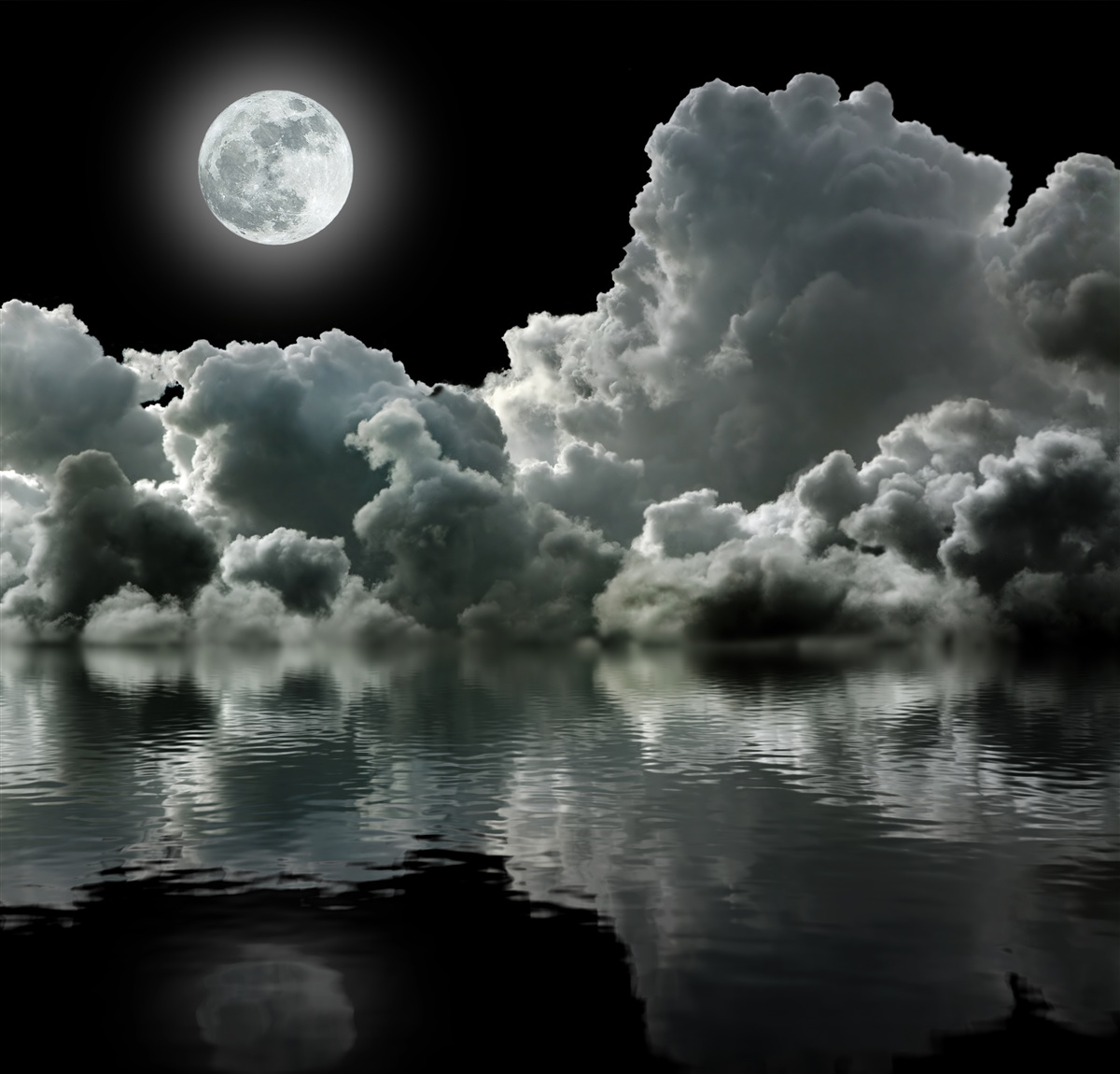 Fototapeten Der Mond in voller Pracht reflektiert im Wasser zwischen den Wolken