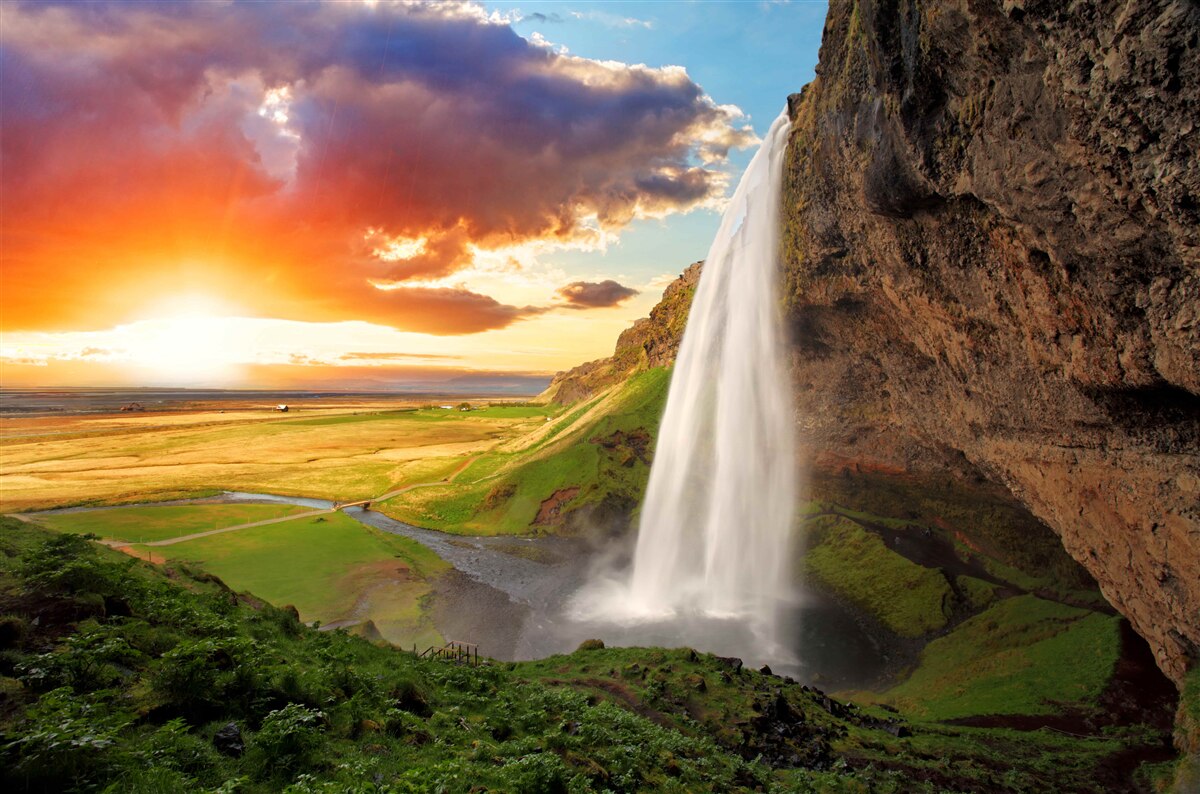 Fototapeten Der Regenwald erhält Wasserströme aus einem hohen Wasserfall