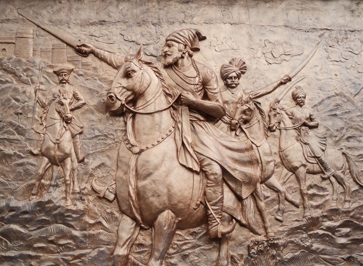 Fototapeten Ein Bas -Relief, der Krieger zeigt, die auf Pferden kämpfen